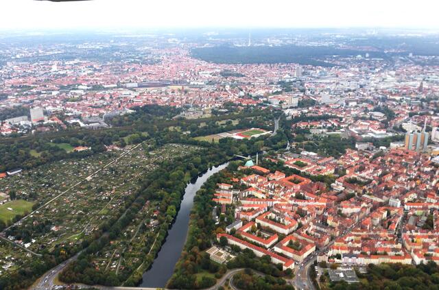 Links das grüne Band des Georgengarten mit der über zwei Kilometer langen Lindenallee. Rechts der Stadtteil Linden. | Foto: Fabian Wolter