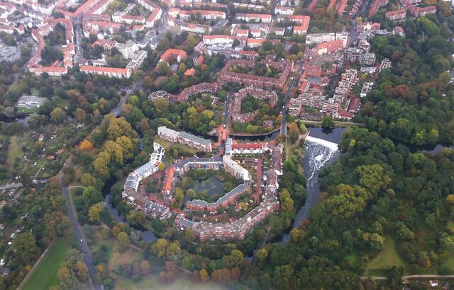 Die Leineinsel in Döhren, auf der sich einmal die Wollwäscherei und Kämmerei befand. Rechts davon das Wehr, das im nächsten Bild aus der Bodenperspektive zu sehen ist. | Foto: Fabian Wolter
