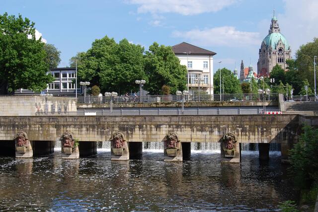 Am Niedersächsischen Landtag stürzt sie einen kleinen Wasserfall hinunter.