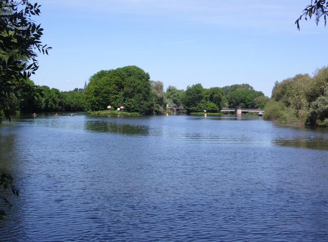 Am Wehr in Limmer teilt sich die breite Wasserfläche.