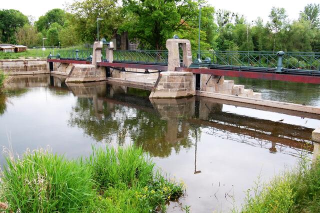 An den Bootshäusern wird der Großteil des Leinewassers über den Schnellen Graben in die Ihme abgeleitet und so um die Innenstadt herumgeführt. Das historische Wehr, das kürzlich restauriert wurde, ist das älteste vorindustrielle technische Bauwerk der Stadt.