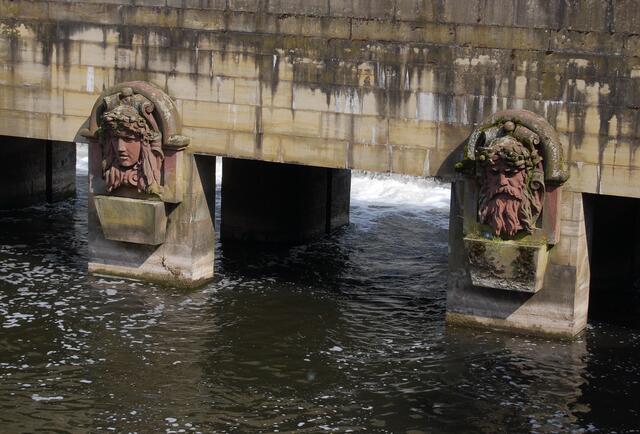 Danach passiert sie die Flussgötter.