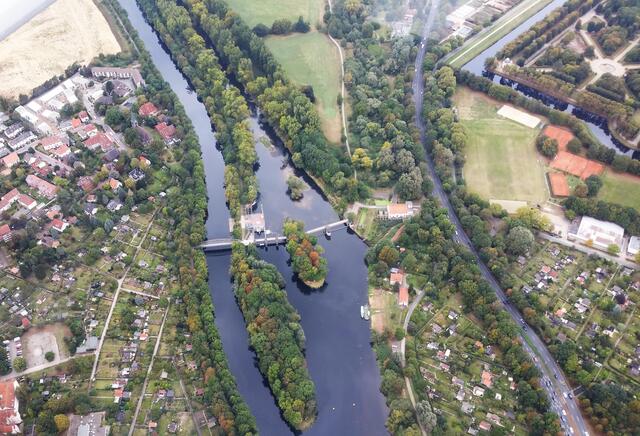 Links der Leineverbindungskanal, der zum Mittellandkanal führt, in der Mitte die Leine und rechts die Wasserkunst mit dem Ernst-August-Kanal. Oben rechts der Große Garten. | Foto: Fabian Wolter