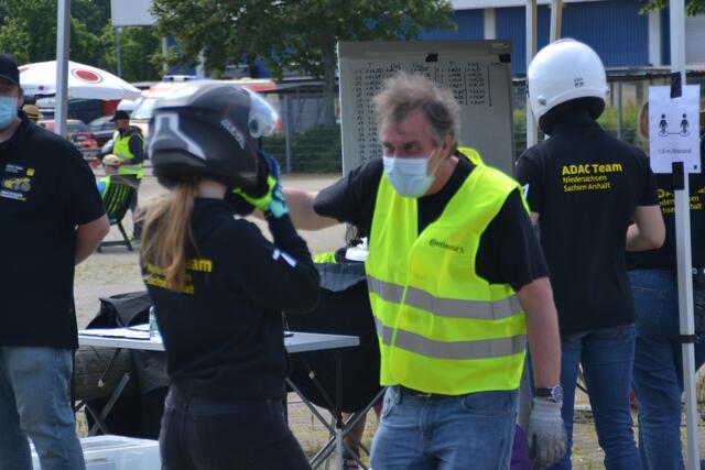 Wenn die Mimik durch die Maske fast verdeckt wird, kommt bei Trainer Olaf die Gestik zum Einsatz