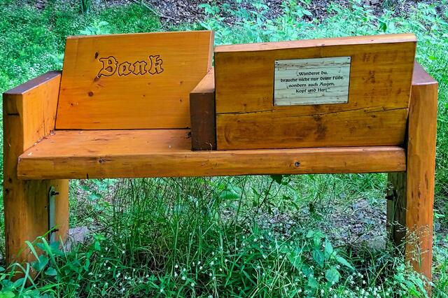 originelle Liebesbank am Karpfenteich