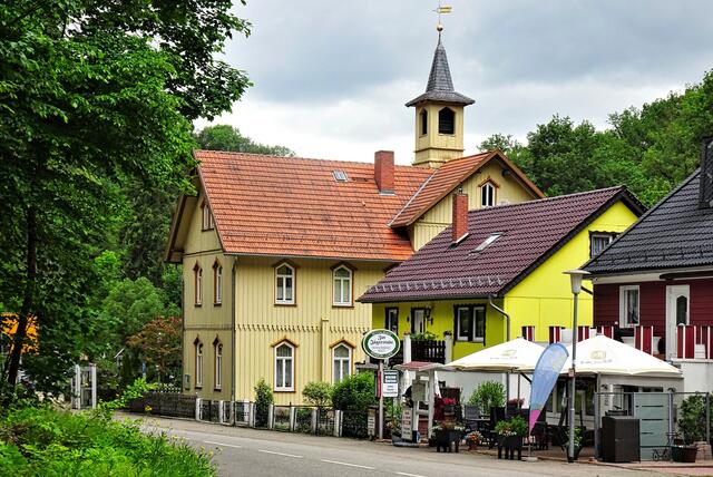 das hintere Gebäude ist ein ehemalige Schulgebäude. In der 1. Etage ist eine Kapelle untergebracht