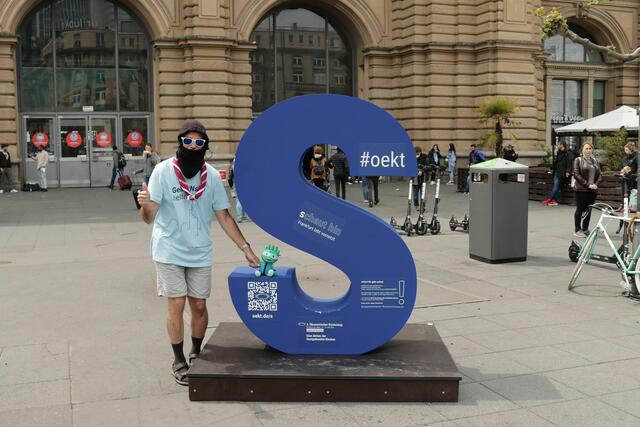 Aktivist Danny Danger lässt sich mit seinem Freund BuBa fotografieren.