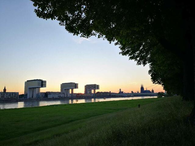 Spätlese  Folge..Blick von Papa Haas und Sophie Haas auf die Kranhäuser.    Köln Poll