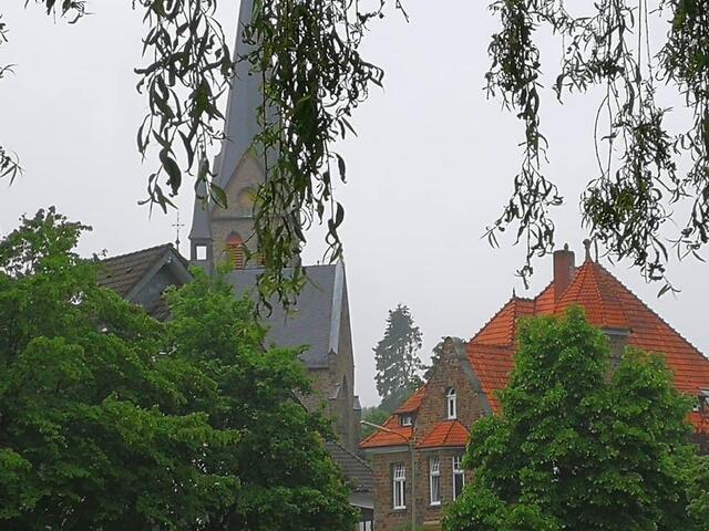 Blick vom Feuerwehrhaus Olpe auf Kirche und ehemaliges Pfarrhaus