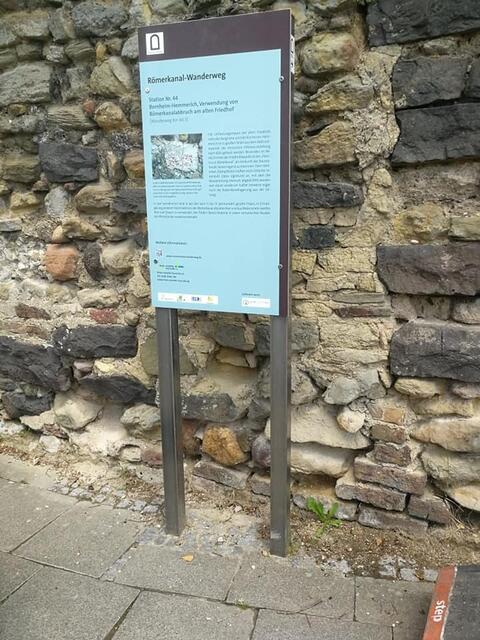 Diese Mauer sieht man gegenüber der Wache 2 in Bornheim Hemmerich.   Gibt Kameraeinstellungen wo sie zu erkennen ist.