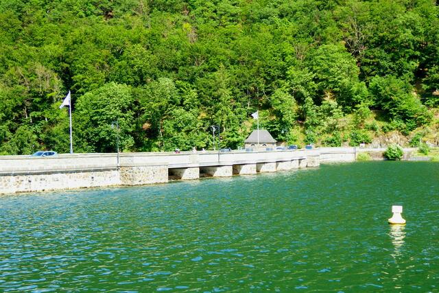 Der Wasserdurchlass in der Mitte der Staumauer am Diemelsee.