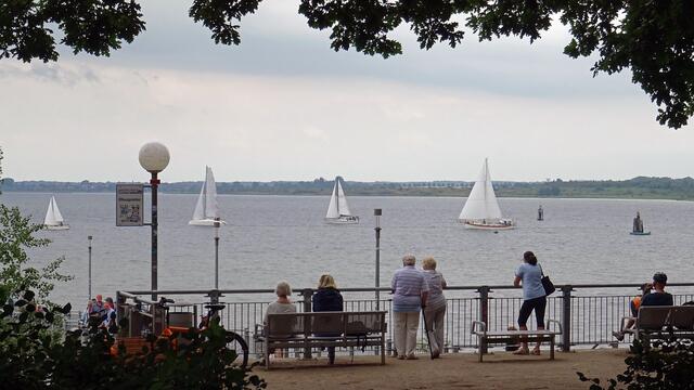 In Höhe der Schwedenköpfe, der Einfahrt zum Hafen Wismar, startet die Ostseeregatta. Foto: Helmut Kuzina
