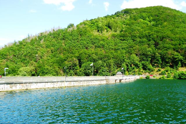 Die Diemeltalsperre vor dem Eisenberg (594,6 m).