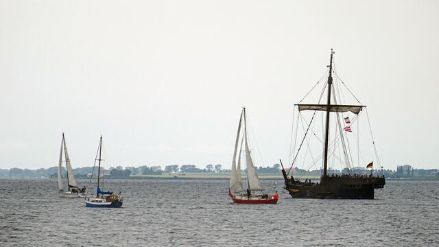 Die Poeler Kogge begleitet die Regatta ein Stück durch die Wismarbucht. Foto: Helmut Kuzina