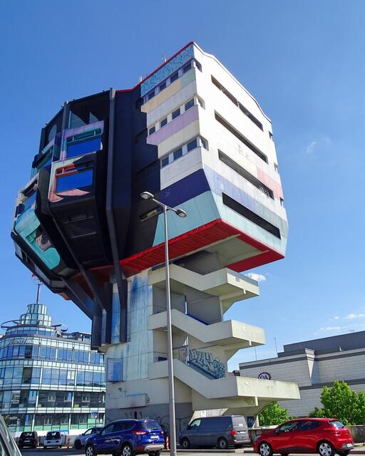 Der "Bierpinsel" in Steglitz wurde 1976 eröffnet. Die Architekten dachten dabei eher an einen Baum, jedoch die Berliner an einen Rasierpinsel und schon hatte das Gebäude den Namen weg. Restaurants, Cafés, Bars und auch eine Disko hatten hier ihr Zuhause.  Seit 2010 steht das Gebäude leer. Ich bin früher gerne in den Pub oder in das Café gegangen; man hatte von dort aus einen schönen Rundblick.