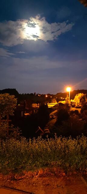 ...und der Mond hinter den Wolken...