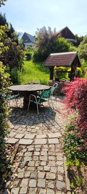 Sitzgelegenheiten gibt es auf dem 2.500 m² großen Grundstück genügend...