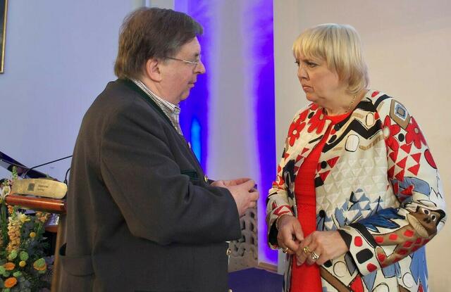 Claudia Roth im Gespräch mit Erich Neumann | Foto: © Bild: www.swp.de CC