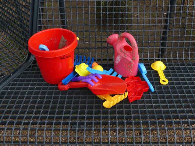 liegen gelassen auf dem Spielplatz