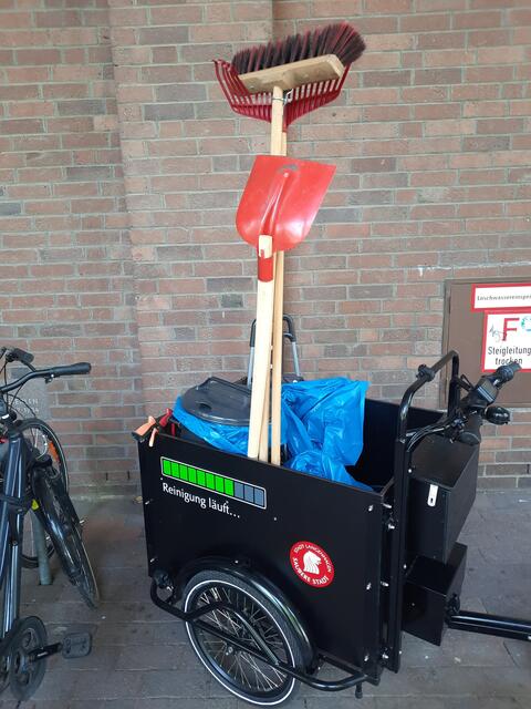 Müll-Lastenrad "Josie", griffbereit, Bild 2 von 3: Weil in Langenhagen "mal so" zu viel Müll weggeworfen wird, kaufte die Stadt Langenhagen zwei der Entmüllungslastenräder, dieses mit dem Spitznamen "Josie". - - - Bild: https://www.ADFC-Langenhagen.de