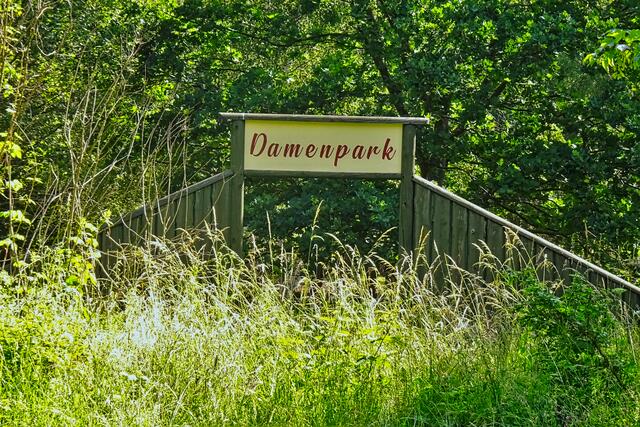 Der Damenpark war von Herrenpark durch einen 2 m hohen Sichtschutz getrennt