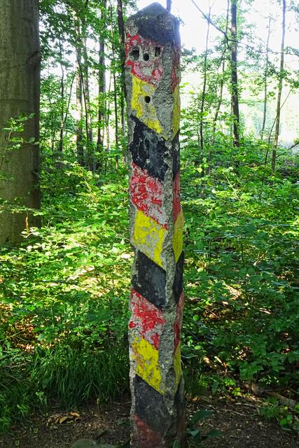 eine originale Grenzsäule der DDR am Ufer der Ecker