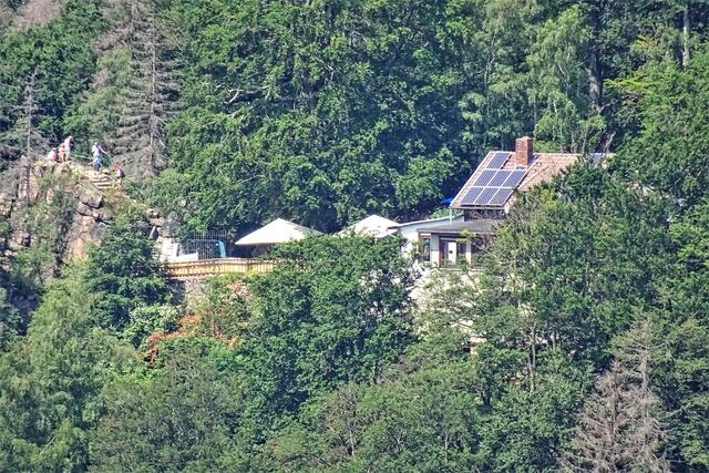 die Rabenklippe mit der Gaststätte und dem Luchsgehege auf der gegenüber liegenden Seite des Eckertals