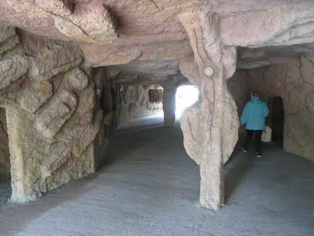 Der Weg durch die Grotte.
