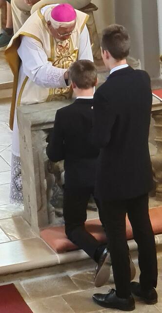 Bischof Dr. Mixa gibt Firmling Josef Franziskus das Kreuzzeichen auf die Stirn