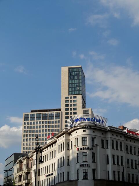 Blick auf das Waldorf Astoria von der Joachimsthaler Straße aus