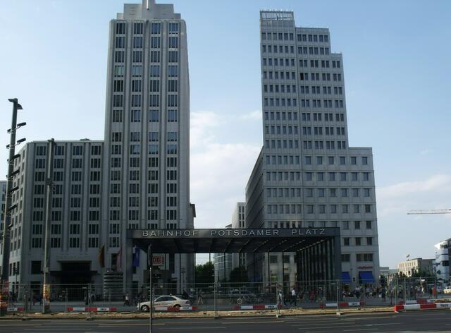 Bahnhof Potsdamer Platz, dahinter links das Hotel Ritz-Carlton, rechts Berlin-Mariott