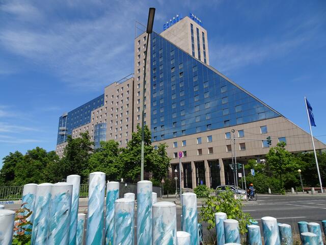 Das Estrel-Hotel in Neukölln, von der Sonnenallee aus gesehen