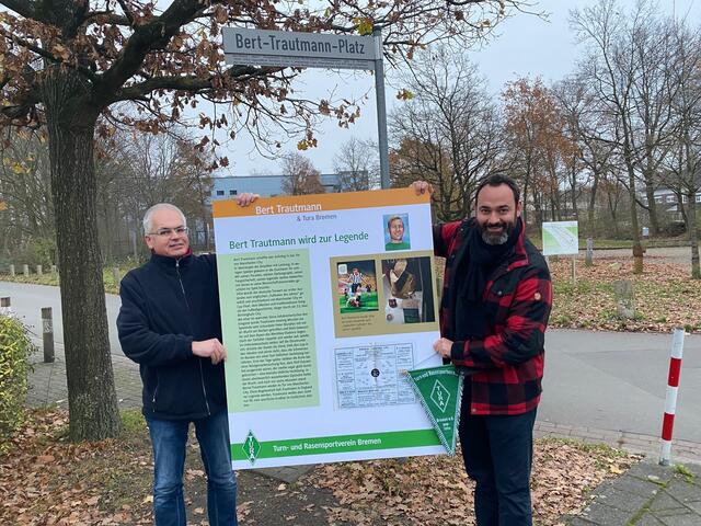 Mirco Robus (rechts) organisierte in Absprache mit TURA-Pressesprecher Ekkehard Lentz die  Trautmann-Ausstellungstermine in Thüringen, Sachsen und Brandenburg.