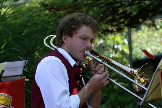 Unter der Leitung von Michael Rast gab die Wertinger Blasmusik im Garten des Seniorenzentrums St. Klara ein Konzert.