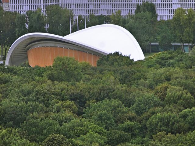 Die "Schwangere Auster" (Kongresshalle, jetzt Haus der Kulturen)  - vom Panorama Point des Kohlhoff Tower aus gesehen.