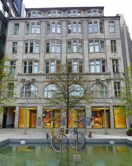 Weinhaus Huth an der Alten Potsdamer Straße 5. Das auf West-Berliner Gebiet in unmittelbarer Nähe der Mauer allein auf freier Flur stehende Weinhaus Huth war ein Symbol für die Zerstörung und Teilung der Stadt. Durch den Mauerfall rückte der Potsdamer Platz wieder ins Zentrum Berlins. Die Daimler-Benz AG erwarb 1990 das Haus u. bezog es in die Entwicklung der Daimler City mit ein.