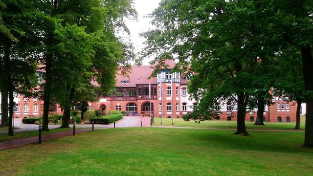In die Natur eingebettet liegt hier die Reha Klinik von Bad Belzig.