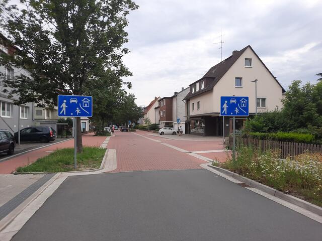 Liebe 🚘-Fahrer, haltet Euch dran, HIER ist "Schrittgeschwindigkeit"!! - - - - - Größere und mehr Schilder "Verkehrsberuhigter Bereich" / "Spielstraße" am Sonnenweg in Langenhagen-Wiesenau könn(t)en - ein Stückchen - helfen, diese Straße zu dem zu machen, was auf den Schildern zu sehen ist: Gemeinsamer Raum für Fußgänger vom Schulkind bis zum Höchstalter, Platz für Ballspiele, Platz für Personen in Wohnhäusern, und: Platz für Kraftfahrzeuge. - - - - - - Bild 1 & Bild 2: http://www.ADFC-Langenhagen.de