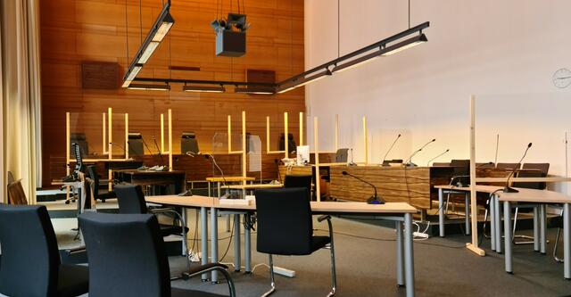 Saal 4 des Landgerichtes Freiburg im Breisgau vor Verhandlungsbeginn: Heimat von Justitia oder weiterer Schauplatz eines unerträglichen Behörden-, Justiz- und Polit-Skandales