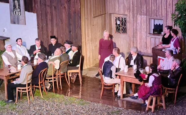 Sängerrunde und Lisa Hausmann interpretiert ihre Sehnsucht nach dem Kurfürstendamm