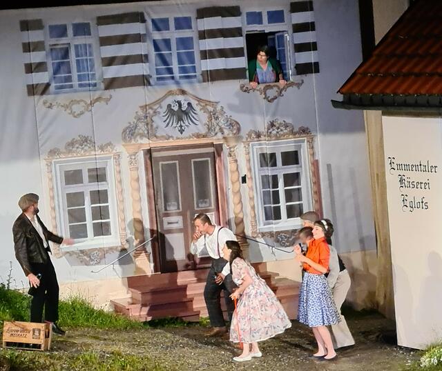 die Jugend tanzt vor dem Rathaus