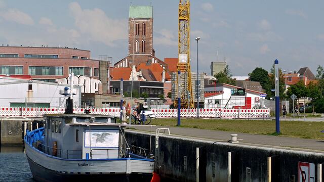 Ein Blick vom Westhafen zur Nikolaikirche im Hinterrgrund. Foto: Helmut Kuzina