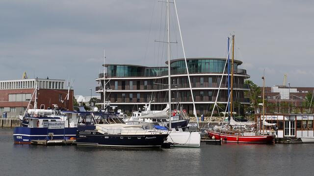An den Schwimmstegen des Westhafens haben unterschiedliche Boote festgemacht. Foto: Helmut Kuzina