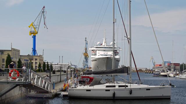 Am Westhafen mit dem riesigen Werftkran und dem Wohnschiff im Hintergrund. Foto: Helmut Kuzina