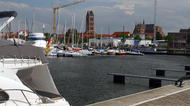 Vom Westhafen aus ist das Altstadtzentrum mit dem Marienkirchturm und der wiederaufgebauten Georgenkirche  bequem zu erreichen. Foto: Helmut Kuzina