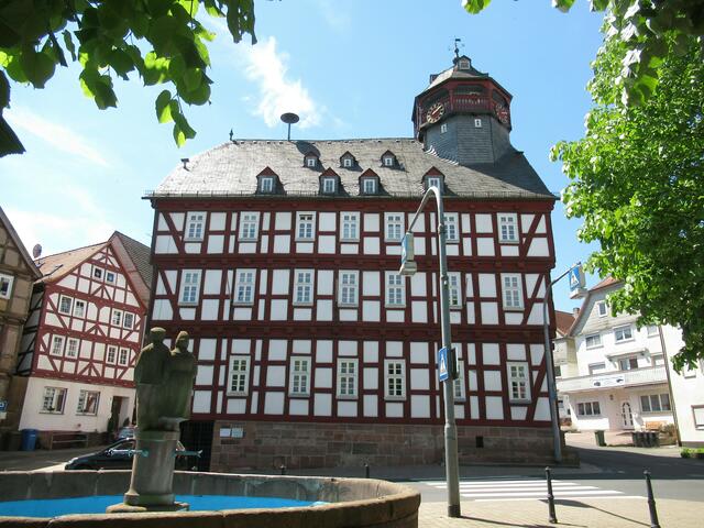 Das Rauschenberger Rathaus mit dem Brunnen (li.) und seinem Figuren-Paar.
