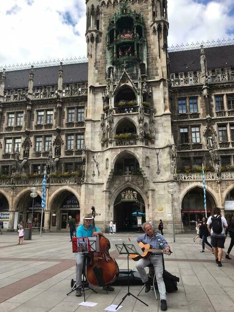 Duo Peter & Joe, vor Münchens Rathaus