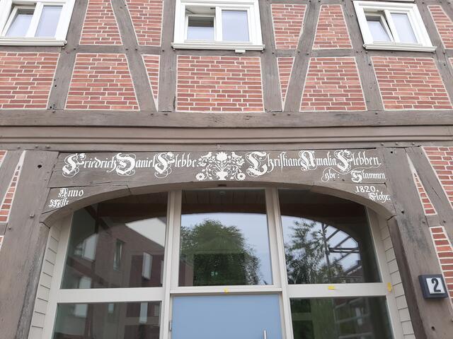 Traditional belegt, gerade im Calenberger Land, wäre eine bunte Ausführung der Tauben und der Blumen in der Mitte, sowie die Anfangsbuchstaben der Namen