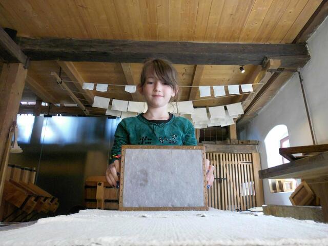 beim Papier gautschen