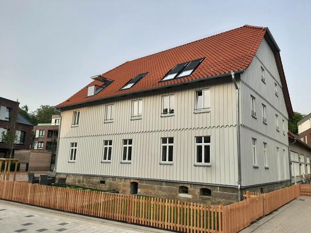 Das quergestellte Wohngebäude, mit der , für das Calenberger Land typischen  Holzverkleidung, hier nachempfunden.